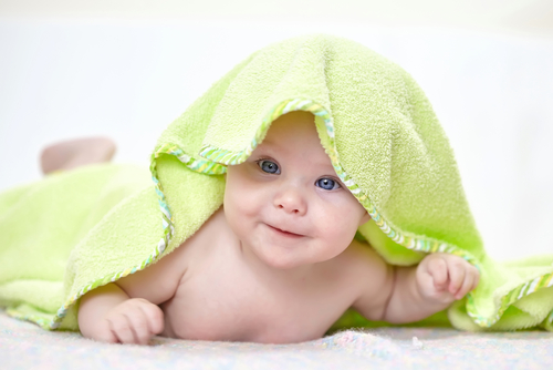 生後 4ヶ月の赤ちゃんの特徴は 人見知りや生活リズムを意識した育児を
