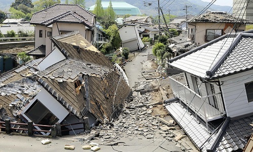 熊本地震で倒壊した二階建て住宅